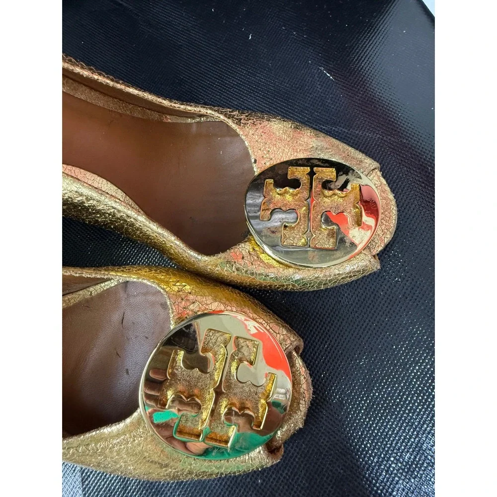 Tory‎ Burch Sally Gold Metallic Crackle Leather Peep Toe Wedge Pumps Logo 5
